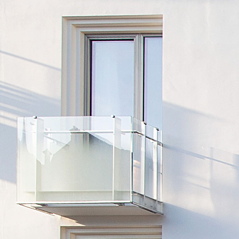 Progressive satin-finish glass parapets Madras® Nuvola. lp-04-nuvola-parapetto-biarritz-760x760px.jpg