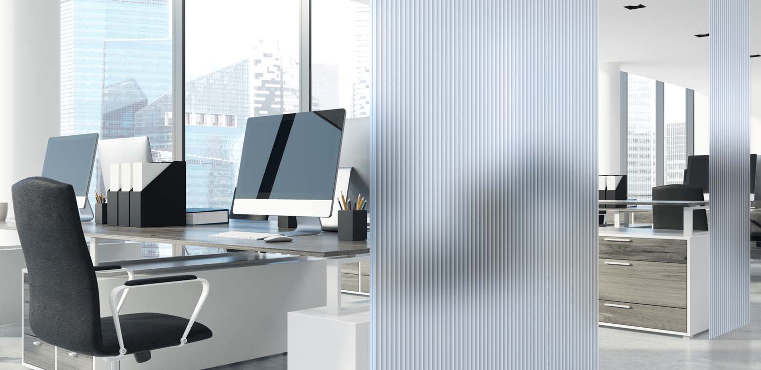 Fluid spaces modulated by colour. And by Madras® glass. news-fluido-colorato-home-azzurro-1560x560px.jpg