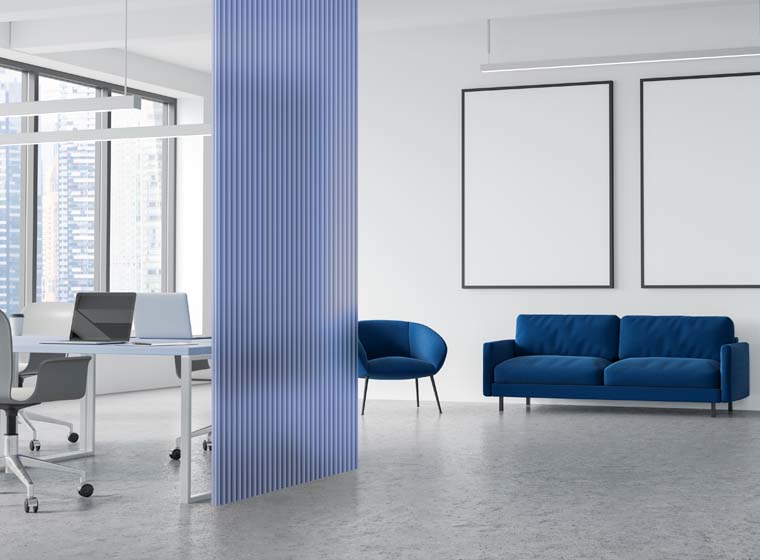 Fluid spaces modulated by colour. And by Madras® glass. news-fluido-colorato-img-3-blu-760x560px.jpg