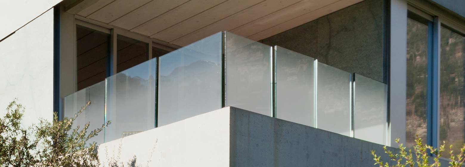 Vetro a satinatura progressiva Madras® Pixel Gradient per parapetti. news-madras-pixel-gradient-parapetto-giorno-d-1560x560px.jpg